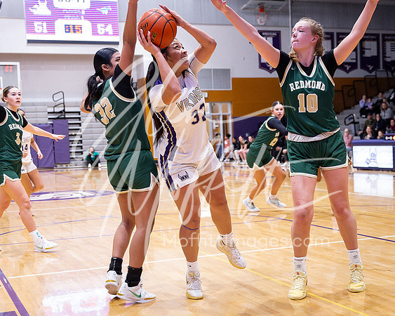 202-02-18 Redmond at Lake Stevens Girls BB Playoff_5895-20250218-DxO_DeepPRIME XD2s